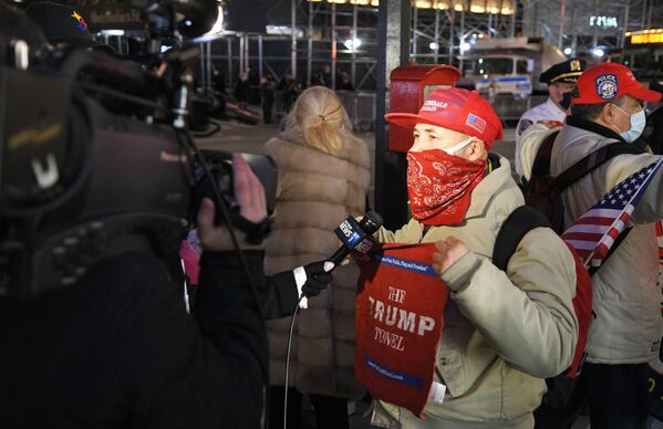 Trump supporter talks to journalists near the Trump Tower in New York City on Election Day. - Sputnik International