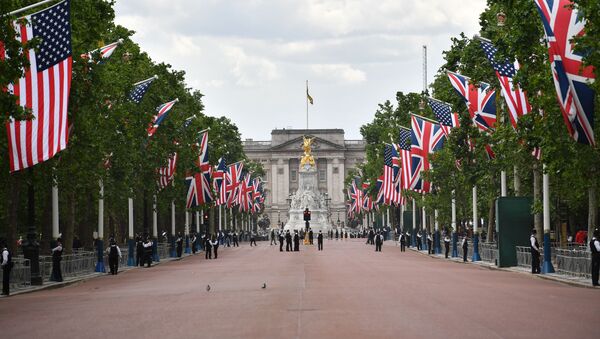 US and Union Flags line the Mall leading to Buckingham Palace in central London on June 3, 2019, with police securing the area on the first day of the US president and First Lady's three-day State Visit to the UK. - Sputnik International
