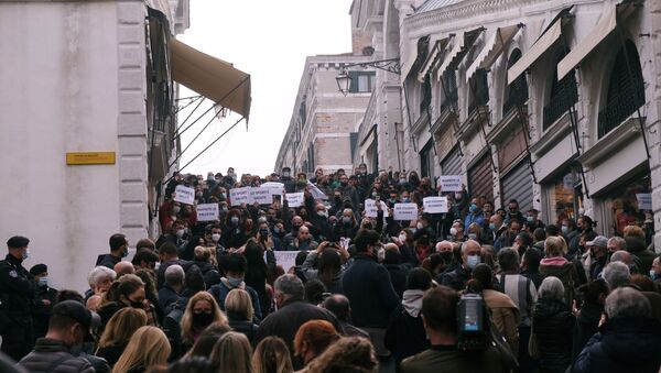 Protesters hold a demonstration against the Italian government's coronavirus disease (COVID-19) restrictions in Venice, Italy, November 3, 2020.  - Sputnik International