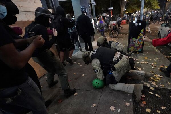 Riot Declared in Portland, Oregon as Governor Activates National Guard Amid Election Uncertainty Riot Declared in Portland, Oregon as Governor Activates National Guard Amid Election Uncertainty - Sputnik International