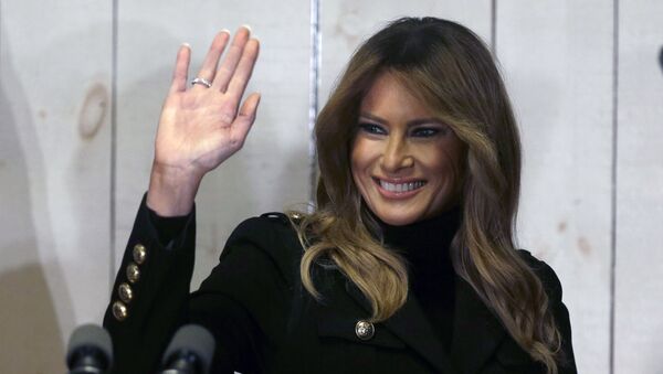 First lady Melania Trump waves after speaking at a campaign rally, 31 October 2020 in Wapwallopen, Pennsylvania - Sputnik International
