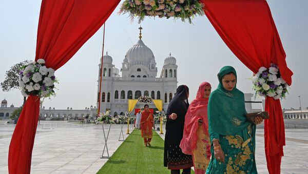 Sikh pilgrims arrive to take part in a religious ritual on the occasion of the 481st anniversary of the death of Baba Guru Nanak Dev Ji, the founder of Sikhism, at the Gurdwara Darbar Sahib in Kartarpur near the India-Pakistan border on 22 September 2020. - Sputnik International
