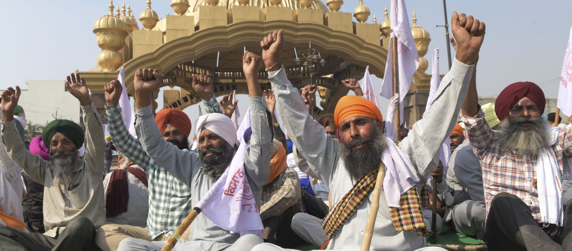 Farmers shout slogans as they block a road during a protest strike against the recent passing of agriculture reform bills in the parliament, at the golden entrance gate in Amritsar on 5 November 2020 - Sputnik International, 1920, 05.11.2020