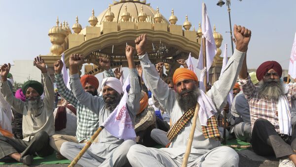 Farmers shout slogans as they block a road during a protest strike against the recent passing of agriculture reform bills in the parliament, at the golden entrance gate in Amritsar on 5 November 2020 - Sputnik International