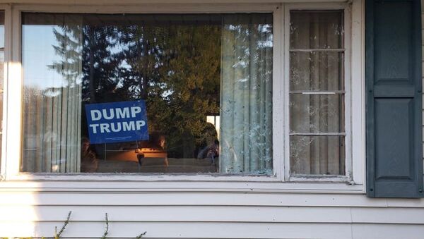 Dump Trump sign at home in Green, Ohio. - Sputnik International