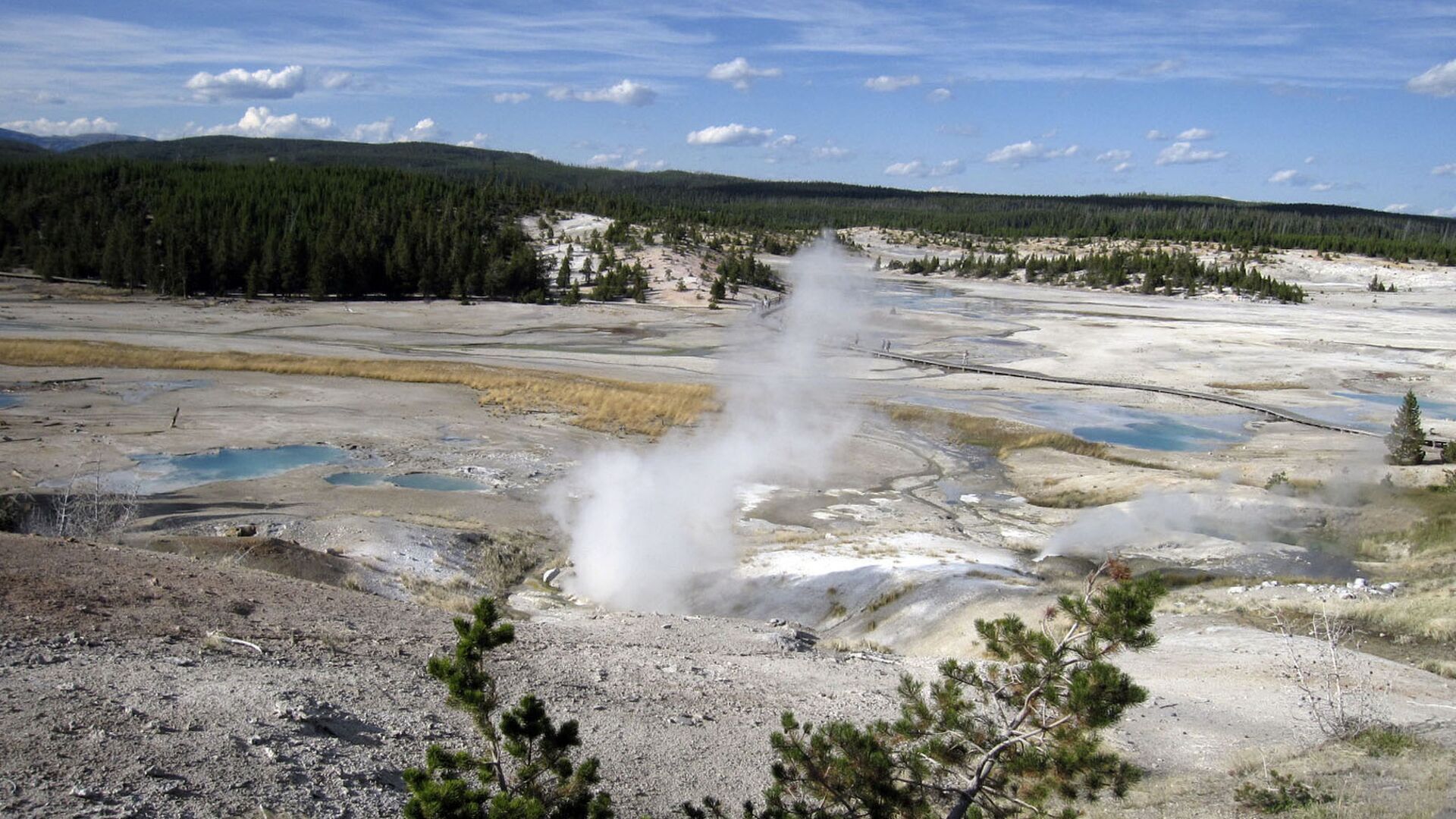 This September, 2009 file photo shows the Norris Geyser Basin in Yellowstone National Park, Wyo. Rangers are navigating a dangerous landscape where boiling water flows beneath a fragile rock crust as they search for a man who reportedly fell into a hot spring at Yellowstone National Park. Officials say the safety of park personnel was a top concern during the search in the popular Norris Geyser Basin. The man is presumed dead.  - Sputnik International, 1920, 15.06.2022
