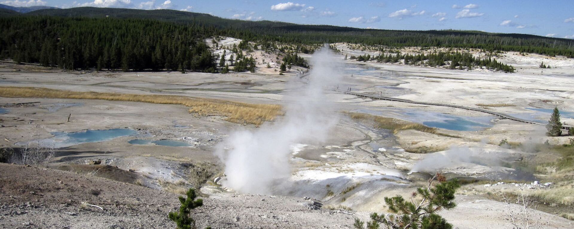 This September, 2009 file photo shows the Norris Geyser Basin in Yellowstone National Park, Wyo. Rangers are navigating a dangerous landscape where boiling water flows beneath a fragile rock crust as they search for a man who reportedly fell into a hot spring at Yellowstone National Park. Officials say the safety of park personnel was a top concern during the search in the popular Norris Geyser Basin. The man is presumed dead.  - Sputnik International, 1920, 19.06.2022