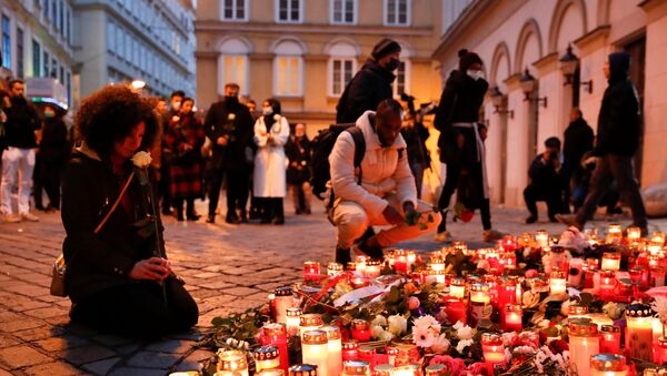 People pay respect on the site of a gun attack in Vienna, Austria, November 4, 2020 - Sputnik International