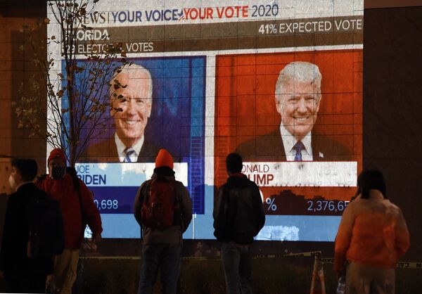 People watch a big screen displaying election results live in Florida at Black Lives Matter plaza across from the White House on election day in Washington, DC on 3 November 2020.  - Sputnik International