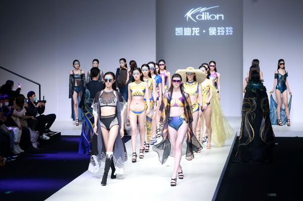 Models parade in creations from the Kdilon collection by Lingling Hou during China Fashion Week in Beijing on 31 October 2020. - Sputnik International