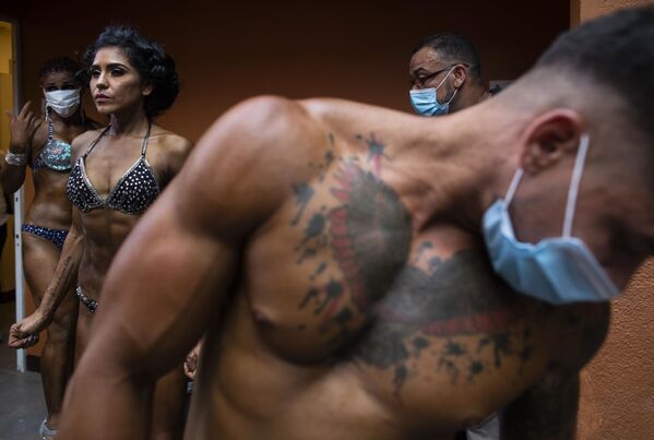 Bodybuilders prepare to participate in the National Bodybuilding Championship in Managua on 31 October 2020, amid the new coronavirus pandemic. - Sputnik International
