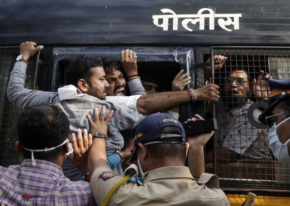 Police detain Bharatiya Janata party workers protesting against the Maharashtra state government for the arrest of television news anchor Arnab Goswami in Mumbai, India, 4 November 2020. Indian police on Wednesday said they arrested the Republic TV founder and charged him with assisting in a suicide in connection with the 2018 deaths of an interior designer and the designer's mother.  - Sputnik International