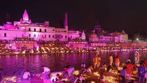 People light lamps on the banks of the river Sarayu to celebrate Diwali in Ayodhya, India, Saturday, Oct. 26, 2019 - Sputnik International