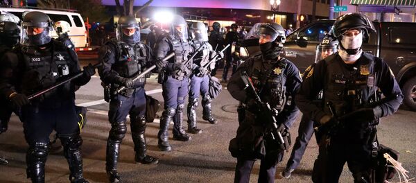 Police stand in front of demonstrators during a protest the day after Election Day in Portland, Oregon, U.S., November 4, 2020 - Sputnik International
