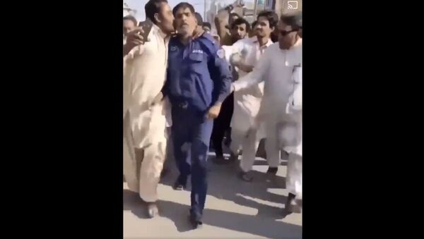 Another killing for  blasphemy in Islamic State Pakistan.  Ahmad Nawaz a security guard kills branch manager of National bank accusing him Blasphemy after heated argument. Look how he is greeted by crowd, kissing his hands with honour. All cultures or religions are not same sir - Sputnik International