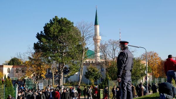 A police officer stands outside the mosque after the Friday prayer, in Vienna, Austria November 6, 2020 - Sputnik International