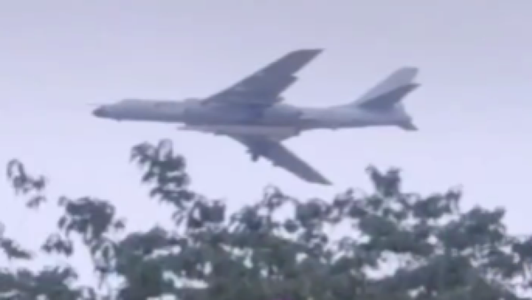 A Chinese Xian H-6N bomber is spotted carrying a ballistic missile, possibly a DF-17 hypersonic glide vehicle, in a video posted to Chinese social media - Sputnik International