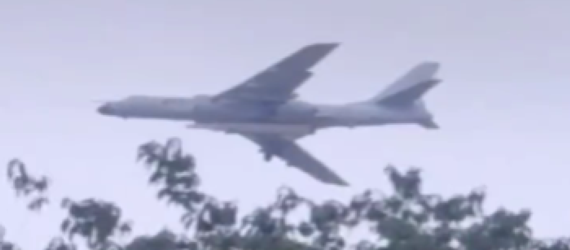 A Chinese Xian H-6N bomber is spotted carrying a ballistic missile, possibly a DF-17 hypersonic glide vehicle, in a video posted to Chinese social media - Sputnik International, 1920, 06.11.2020