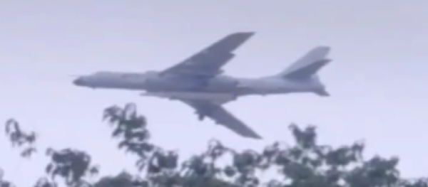 A Chinese Xian H-6N bomber is spotted carrying a ballistic missile, possibly a DF-17 hypersonic glide vehicle, in a video posted to Chinese social media A Chinese Xian H-6N bomber is spotted carrying a ballistic missile, possibly a DF-17 hypersonic glide vehicle, in a video posted to Chinese social media - Sputnik International