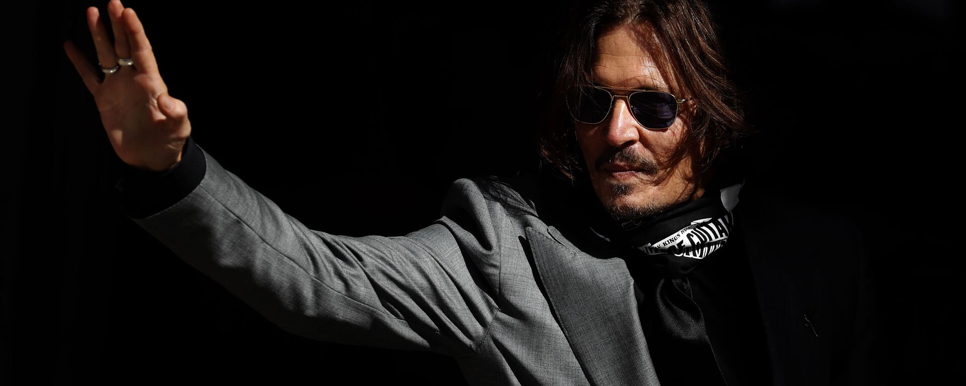 US actor Johnny Depp arrives at the High Court in London in London, Tuesday, July 28, 2020.  Hollywood actor Johnny Depp is suing News Group Newspapers over a story about his former wife Amber Heard, published in The Sun in 2018 which branded him a 'wife beater', a claim he denies. - Sputnik International, 1920, 23.09.2021