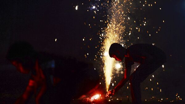 Indian kids light firecrackers during Diwali celebrations in Chennai on October 27, 2019. - Sputnik International
