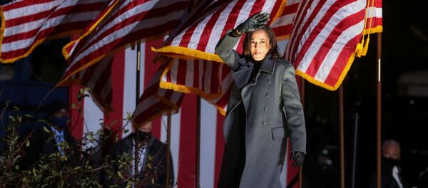 Democratic U.S. vice presidential candidate Kamala Harris waves ahead of giving remarks during an event, in Philadelphia, Pennsylvania, November 2, 2020. REUTERS/Jonathan Ernst - Sputnik International