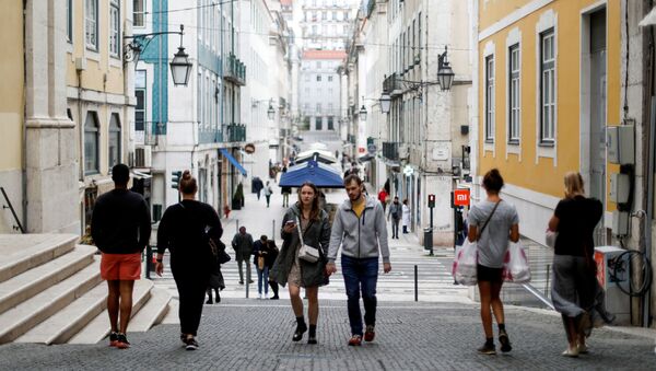 Tourists walk at Chiado neighbourhood during the coronavirus disease (COVID-19) outbreak, in downtown Lisbon Portugal 7 November 2020. - Sputnik International