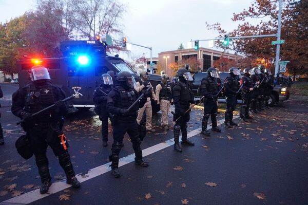 Nation Divided: Trump Supporters, Opponents in Stand-Off After Election Results Tallied - Sputnik International