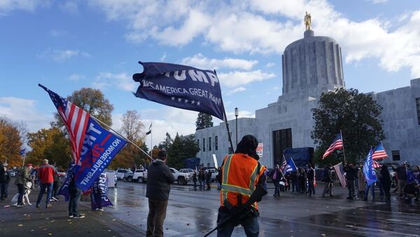 Trump’s supporters took out to the square in front of the Oregon Capitol - Sputnik International
