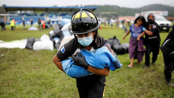 A firefighter carries a baby rescued along with her mother from an area affected by mudslides caused by Storm Eta, in San Cristobal Verapaz - Sputnik International