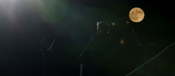 The moon is seen as U.S. President Donald Trump holds a campaign rally at Pittsburgh-Butler Regional Airport in Butler, Pennsylvania, U.S., October 31, 2020.  - Sputnik International
