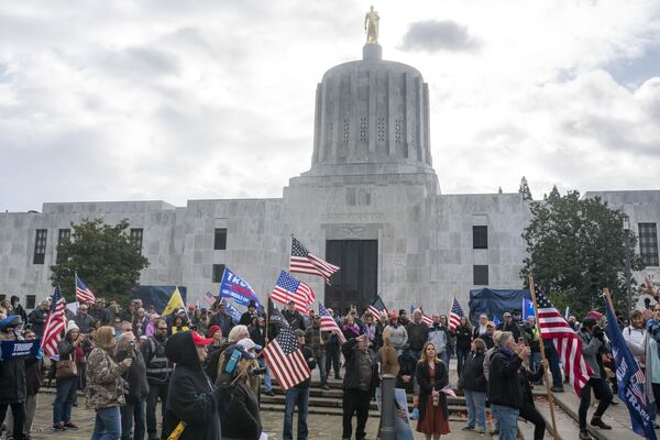Protesters gather in front of the Oregon state capitol building during a Stop the Steal rally on November 7, 2020, in Salem, Oregon - Sputnik International