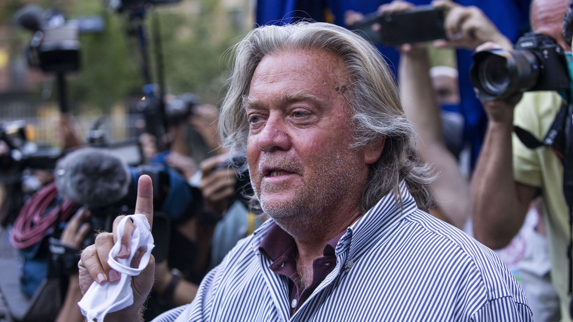 President Donald Trump's former chief strategist Steve Bannon speaks with reporters after pleading not guilty to charges that he ripped off donors to an online fundraising scheme to build a southern border wall, Thursday, Aug. 20, 2020, in New York - Sputnik International, 1920, 22.11.2021