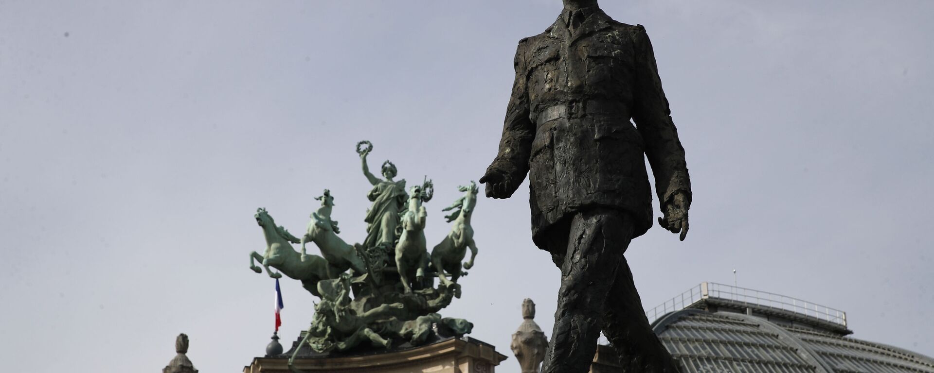 The statue of General Charles de Gaulle is pictured before VE Day ceremonies Friday May 8, 2020 in Paris - Sputnik International, 1920, 31.01.2023