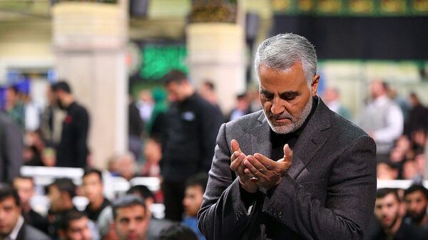 Qasem Soleimani Saying Prayer in Imam Khomeini Hossainiah in Tehran - Sputnik International