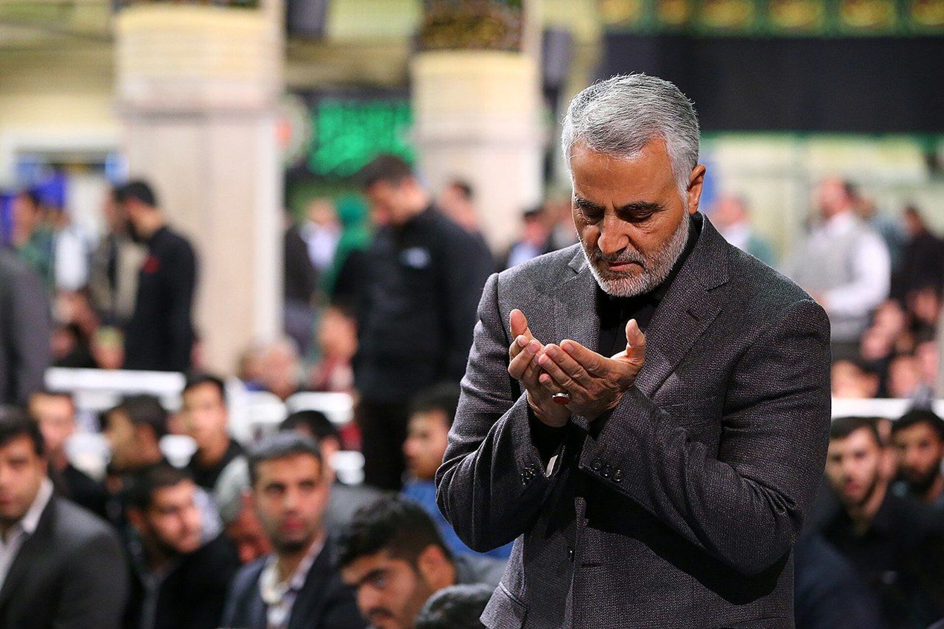 Qasem Soleimani Saying Prayer in Imam Khomeini Hossainiah in Tehran - Sputnik International, 1920, 08.04.2022