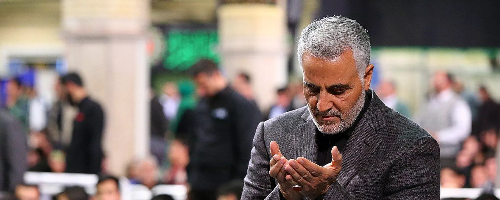 Qasem Soleimani Saying Prayer in Imam Khomeini Hossainiah in Tehran - Sputnik International, 1920, 02.01.2025