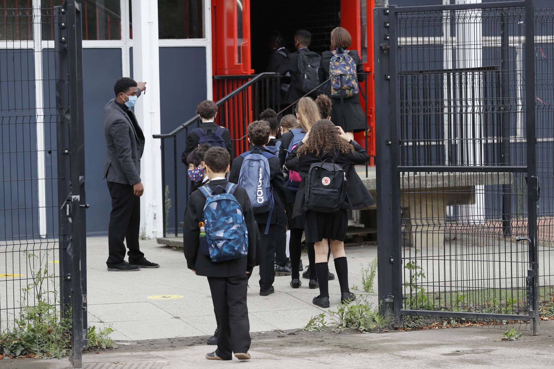 Year seven pupils are directed to socially distance as they arrive for their first day at Kingsdale Foundation School in London, Thursday, Sept. 3, 2020 - Sputnik International, 1920, 07.09.2021