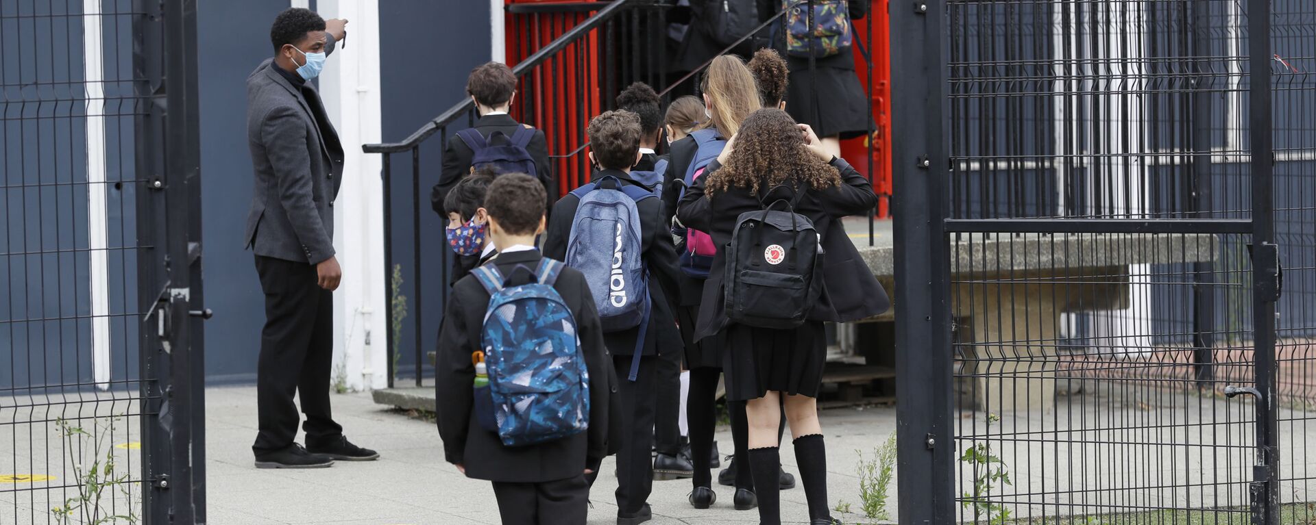 Year seven pupils are directed to socially distance as they arrive for their first day at Kingsdale Foundation School in London, Thursday, 3 September 2020 - Sputnik International, 1920, 25.02.2021