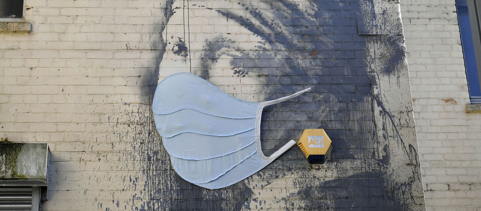 Banksy's Girl with a Pierced Eardrum mural has been given a face mask in a nod to the coronavirus pandemic as the UK continues in lockdown to help curb the spread of the coronavirus, in Bristol, England, Wednesday April 22, 2020 - Sputnik International, 1920, 23.01.2021