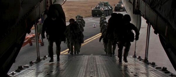 Military equipment and personnel are being loaded onto Il-76, a heavy military transport aircraft, at the Ulyanovsk-Vostochny airfield - Sputnik International