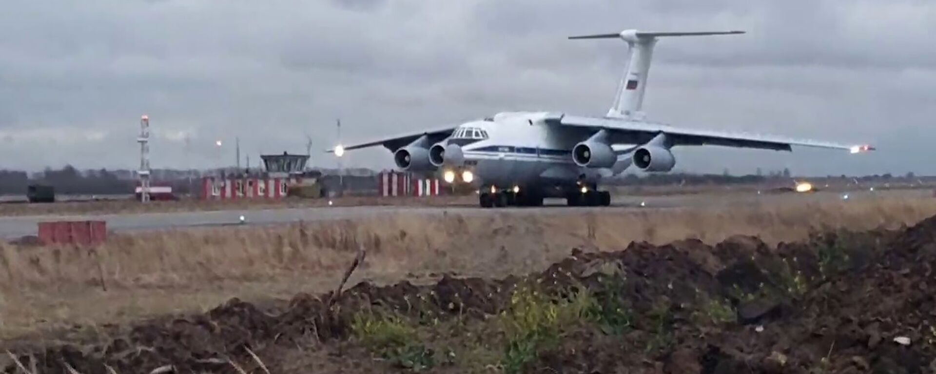 Il-76 heavy military transport aircraft with military equipment and personnel is taking off from the Ulyanovsk-Vostochny airfield - Sputnik International, 1920, 07.12.2022
