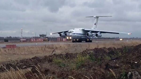 Il-76 heavy military transport aircraft with military equipment and personnel is taking off from the Ulyanovsk-Vostochny airfield - Sputnik International