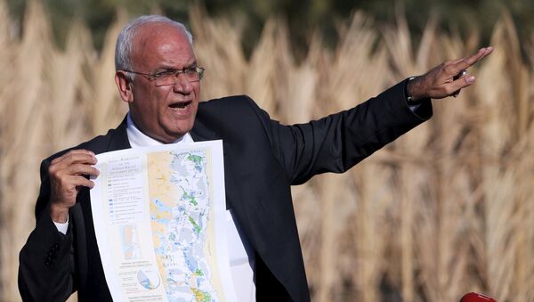 FILE PHOTO: Palestinian Chief negotiator Saeb Erekat holds a map as he speaks to media about the Israeli plan to appropriate land, in Jordan Valley near the West Bank city of Jericho, January 20, 2016 - Sputnik International