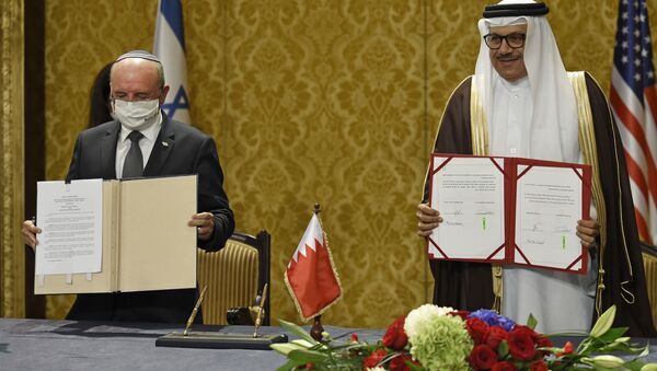 Bahraini Foreign Minister Abdullatif bin Rashid Al-Zayani (R) and head of the Israeli delegation National Security Advisor Meir Ben Shabbat sign agreements during a ceremony in Bahrain's capital Manama, on October 18, 2020. - Israel and Bahrain cemented a deal officially establishing relations and signed several memorandums of understanding, further opening up the wealthy Gulf region to the Jewish state.  - Sputnik International