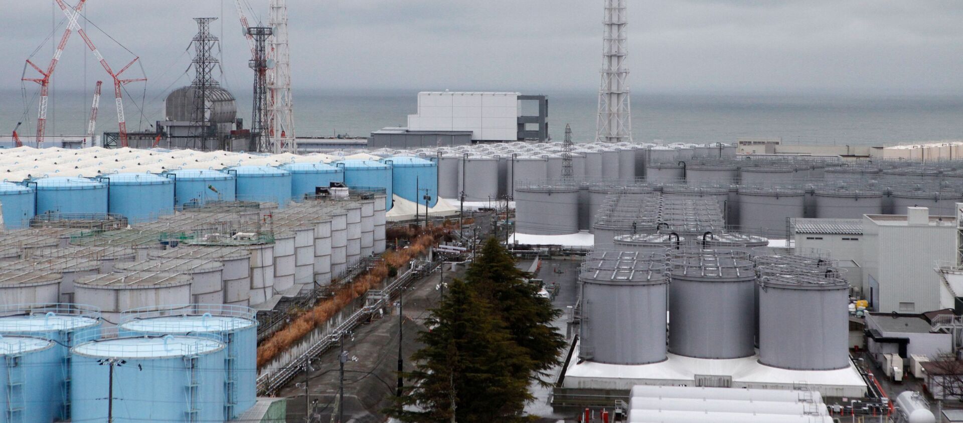 Storage tanks for radioactive water are seen at tsunami-crippled Fukushima Daiichi nuclear power plant - Sputnik International, 1920, 10.11.2020