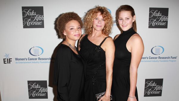 Actress Kate Capshaw (C), and daughters Mikaela George Spielberg (L) and Destry Allyn Spielberg (R) attend EIF Women?s Cancer Research Fund?s 16th Annual ?An Unforgettable Evening? presented by Saks Fifth Avenue at the Beverly Wilshire Four Seasons Hotel on May 2, 2013 in Beverly Hills, California - Sputnik International