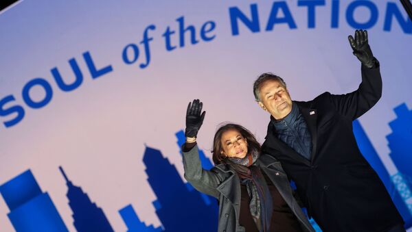 Democratic U.S. vice presidential candidate Kamala Harris and husband Doug Emhoff in Philadelphia, Pennsylvania - Sputnik International