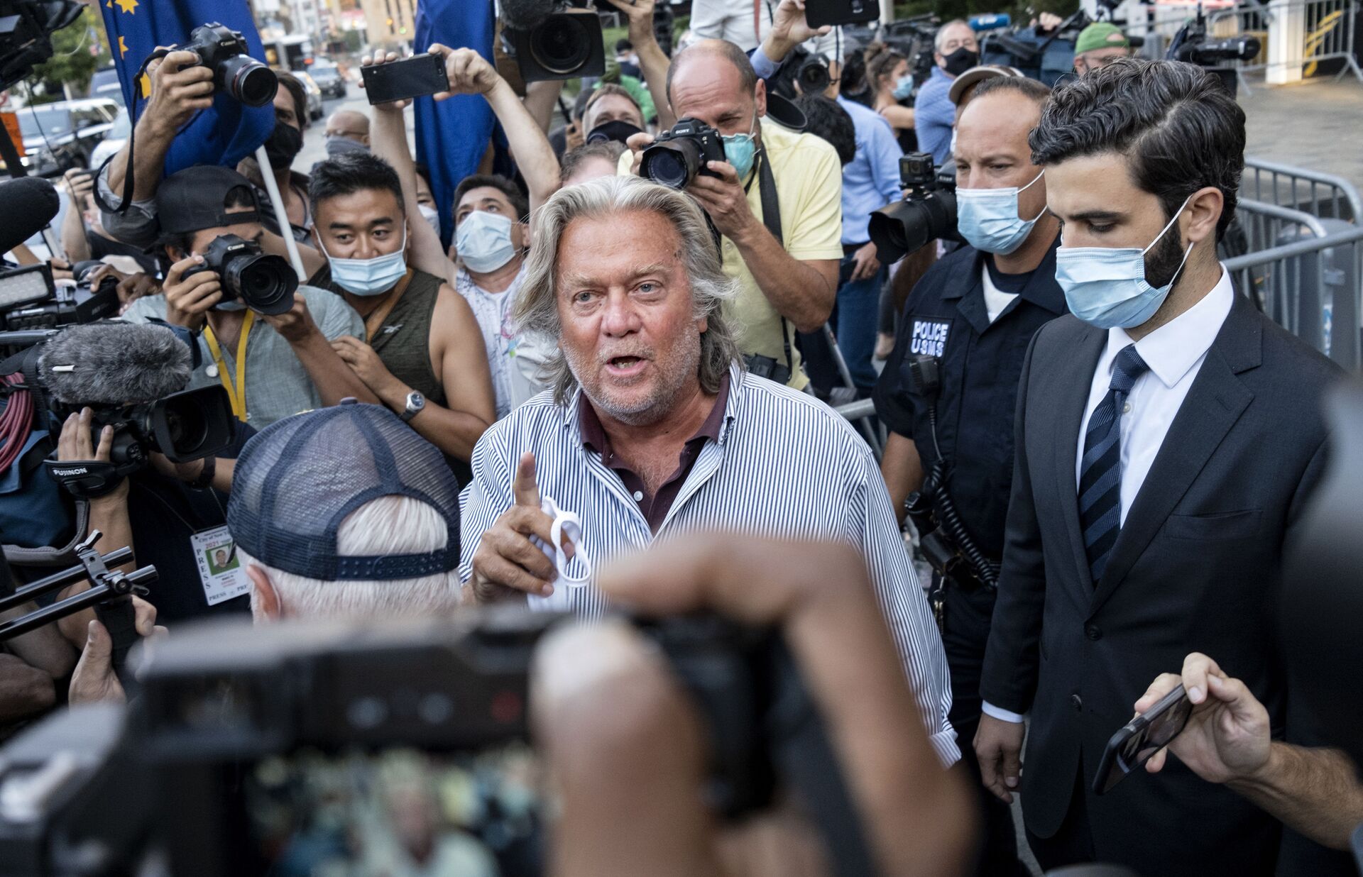 President Donald Trump's former chief strategist Steve Bannon leaves federal court, Thursday, Aug. 20, 2020, after pleading not guilty to charges that he ripped off donors to an online fundraising scheme to build a southern border wall. - Sputnik International, 1920, 29.11.2021