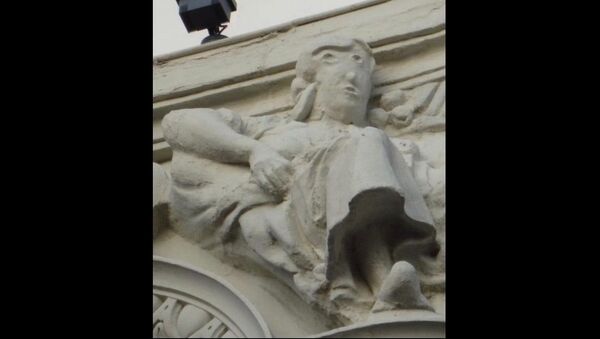 Ruined statue on top of the  Unicaja Bank headquarters in Palencia, Spain - Sputnik International